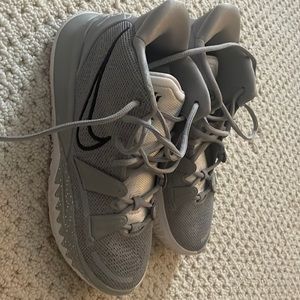 Men’s Kyrie Gray Wolf Basketball Sneakers